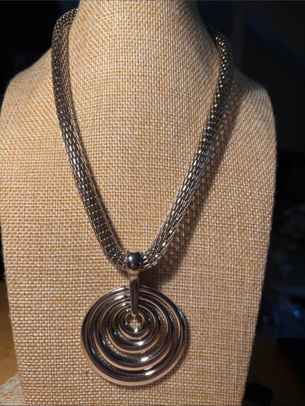 0194) Vintage Mesh Necklace Concentric Ring Bullseye Pendant Magnetic Clasp